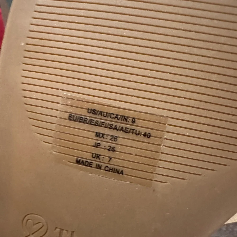 3 for 1 cute sandals! Size 9-9.5 - Picture 7 of 12